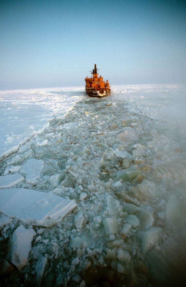 کشتی یخ شکن اتمی آرکتیکا ( در سال 1985 میلادی لئونید برژنف نام داشت.) با رفع مقاومت یخ ها در حال حرکت برای کمک رسانی به کشتی باری آرخانگلسک است که در نزدیکی دماغه ژلانیه گیر کرده بود. - اسپوتنیک افغانستان  