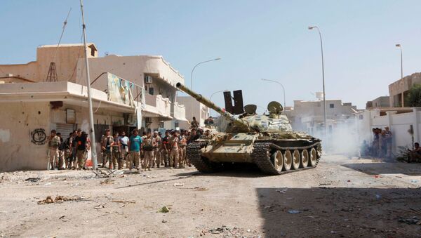 Танк вооруженных сил Ливии на улице ливийского города Сирт - اسپوتنیک افغانستان  
