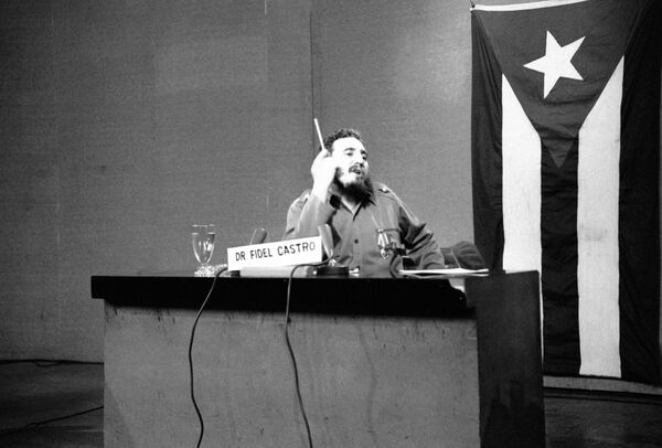فیدل کاسترو  در  یکی از  برنامه های غیر رسمی طولانی  رادیویی برای ملت کوبا - اسپوتنیک افغانستان  