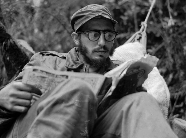 فیدل کاسترو، رهبر کوبا در پایگاه شبه نظامیان در « سرا-مائسترا» در  منطقه کوهستانی کوبا - اسپوتنیک افغانستان  