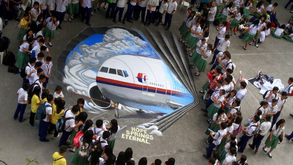 Students watch a three-dimensional graffiti as a way of sympathizing to the missing Malaysian Airlines flight MH370 at a school in Makati City, the Philippines - اسپوتنیک افغانستان  