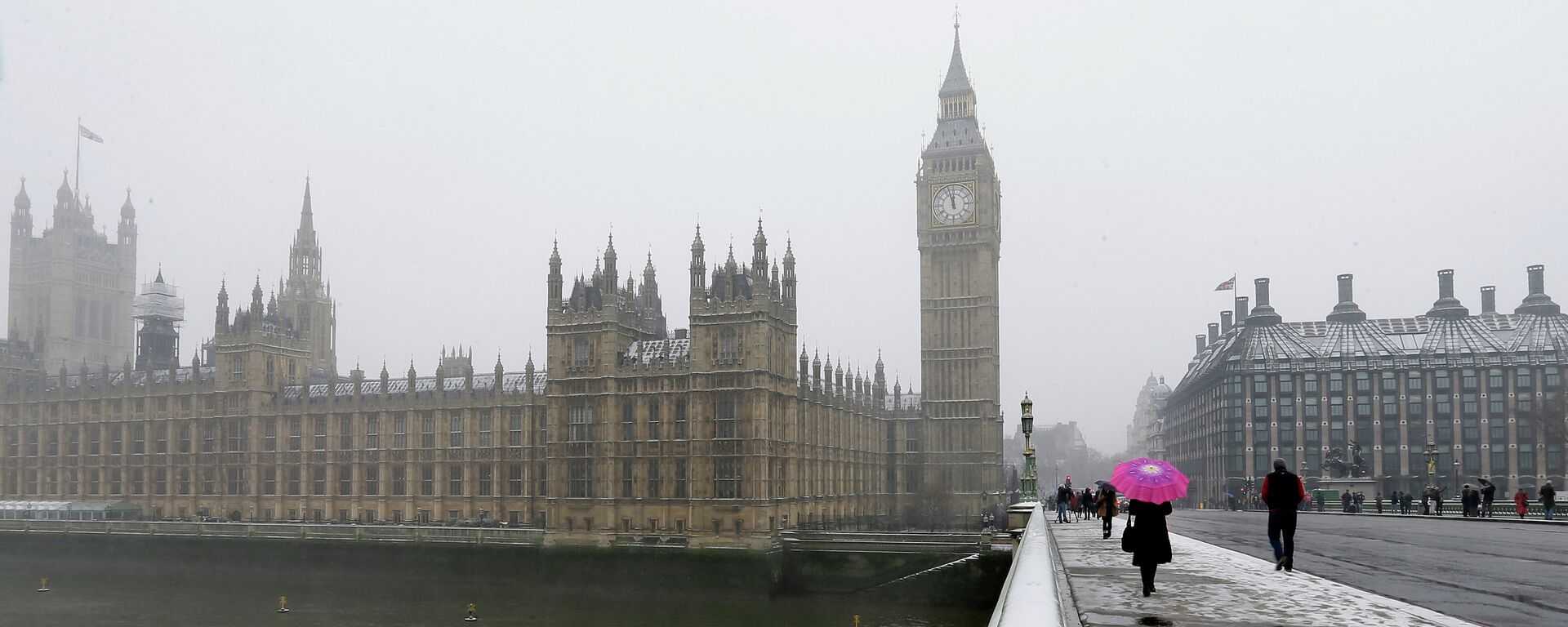 A woman carrying a pink umbrella walks across Westminster Bridge, with the Palace of Westminster in the background as it begins to snow in London, Friday, Jan. 18, 2013 - اسپوتنیک افغانستان  , 1920, 26.09.2022