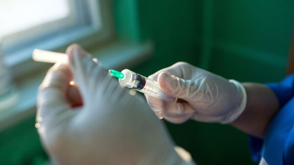 Медсестра набирает лекарство в шприц в стационаре - اسپوتنیک افغانستان  