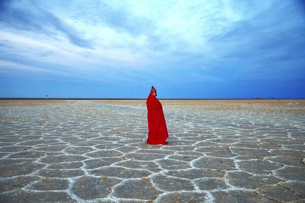 زن در دریاچه شور(نمکی)در منطقه بیابان مصر ایران - اسپوتنیک افغانستان  