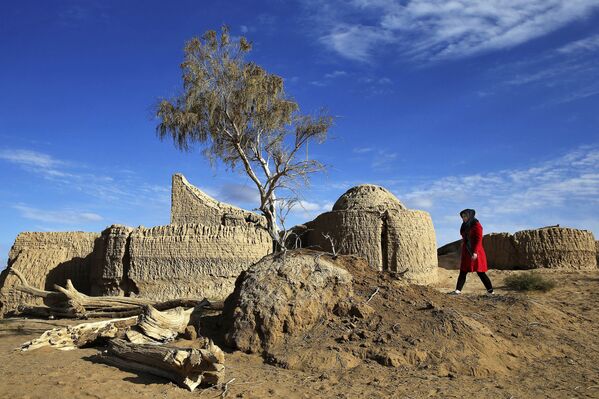 زن میان خرابه های قدیمی در بیابان مصر ایران قدم میزند - اسپوتنیک افغانستان  