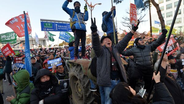 صدها تن از معترضان در سئول از استیضاح رییس جمهور کوریای جنوبی استقبال نمودند - اسپوتنیک افغانستان  
