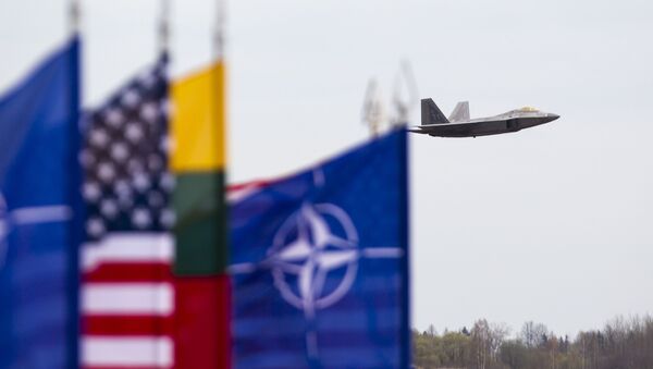Американский истребитель F-22 «Раптор» на авиабазе ВВС Литвы в Шауляе - اسپوتنیک افغانستان  