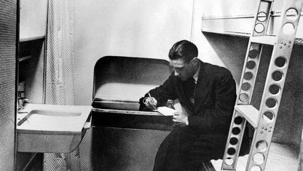 Stateroom on the dirigible, Hindenburg. The cabin is equipped with hot and cold running water, upper and lower bunks, and a built in writing table. March 17, 1936. - اسپوتنیک افغانستان  