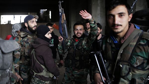 Солдаты сирийской армии перед боем в районе Al-Ramouseh, Алеппо, Сирия - اسپوتنیک افغانستان  