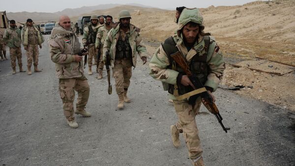 Бойцы Сирийской арабской армии и отряда народного ополчения Соколы пустыни на подступах к Пальмире - اسپوتنیک افغانستان  