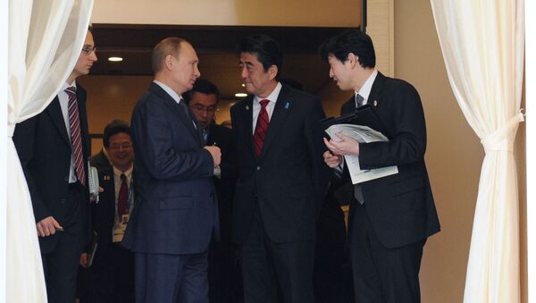 Президент России Владимир Путин и премьер-министр Японии Синдзо Абэ по окончании встречи в резиденции Бочаров ручей - اسپوتنیک افغانستان  