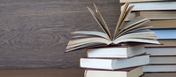 Стопка книг на столе - اسپوتنیک افغانستان  