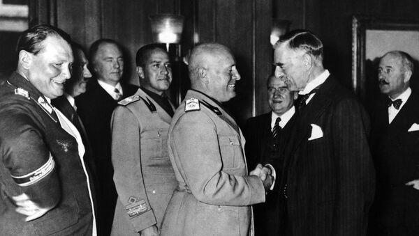 From left to right are: Reichsmarschall and President of the Reichstag Hermann Goering, Italian Foreign Minister Count Ciano and Italian Fascist Leader Benito Mussolini shaking hands with Prime Minister of Great Britain Neville Chamberlain during the Four Power Conference held in autumn 1938 in Munich, Germany. Others not identified - اسپوتنیک افغانستان  