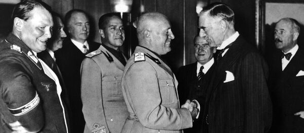 From left to right are: Reichsmarschall and President of the Reichstag Hermann Goering, Italian Foreign Minister Count Ciano and Italian Fascist Leader Benito Mussolini shaking hands with Prime Minister of Great Britain Neville Chamberlain during the Four Power Conference held in autumn 1938 in Munich, Germany. Others not identified - اسپوتنیک افغانستان  