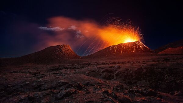 Работа фотографа Gaby Barathieu 'La Fournaise volcano' для конкурса National Geographic Travel Photographer of the Year 2016 - اسپوتنیک افغانستان  