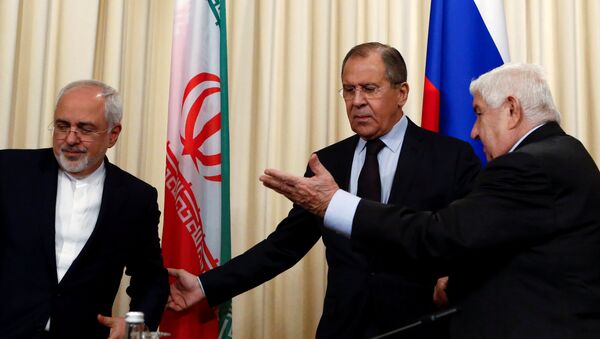 Russian Foreign Minister Sergei Lavrov (C) and his counterparts Walid al-Muallem (R) from Syria and Mohammad Javad Zarif from Iran attend a news conference in Moscow, Russia, October 28, 2016. - اسپوتنیک افغانستان  