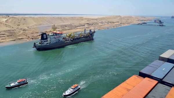 Грузовой корабль движется по новому руслу Суэцкого канала в Исмаилии  - اسپوتنیک افغانستان  