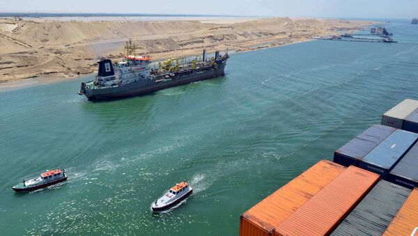 Грузовой корабль движется по новому руслу Суэцкого канала в Исмаилии - اسپوتنیک افغانستان  