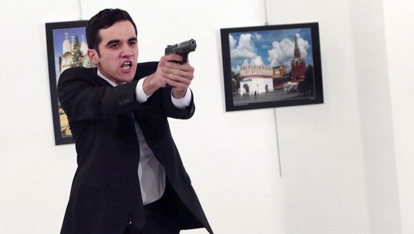 Вооруженный мужчина рядом с телом российского посла в Турции Андрея Карлова в галерее Анкары - اسپوتنیک افغانستان  