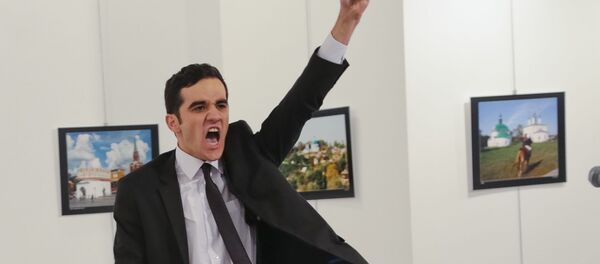 Вооруженный мужчина рядом с телом российского посла в Турции Андрея Карлова в галерее Анкары Вооруженный мужчина рядом с телом российского посла в Турции Андрея Карлова в галерее Анкары - اسپوتنیک افغانستان