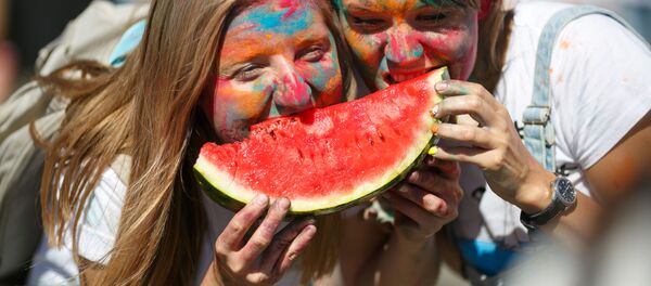 Девушки угощаются арбузом на Камышинском арбузном фестивале - اسپوتنیک افغانستان  