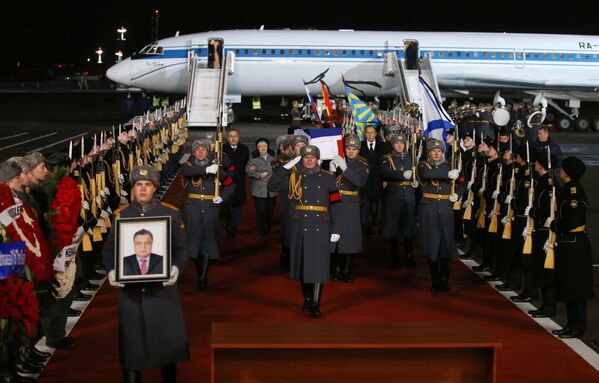 پذیرایی از هواپیمای مخصوص عامل تابوت اندری کارلوف سفیر روسیه در ترکیه - اسپوتنیک افغانستان  