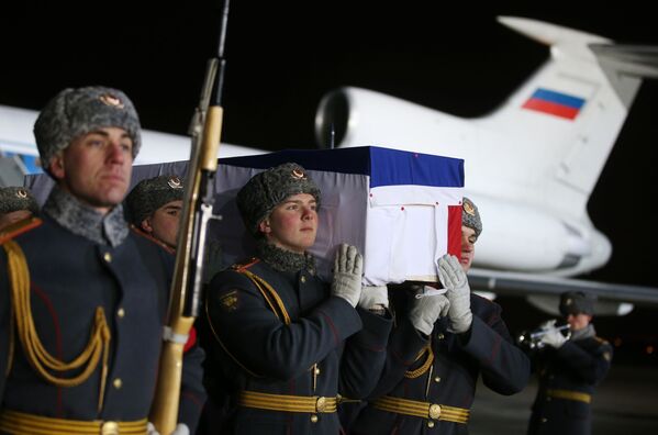 پذیرایی از هواپیمای مخصوص عامل تابوت اندری کارلوف سفیر روسیه در ترکیه - اسپوتنیک افغانستان  