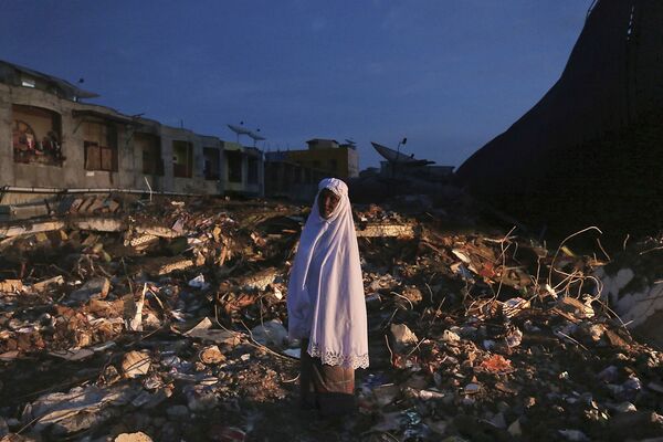 زن در محل ساختمان تخریب شده توسط زلزله در اندونزیا - اسپوتنیک افغانستان  
