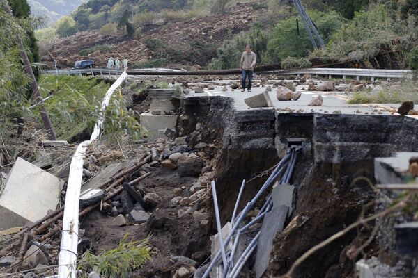 تخریب جاده ها در نتیجه زلزله در ولایت کوماموتو، جاپان - اسپوتنیک افغانستان  