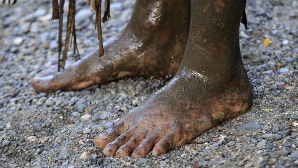 Ноги участника грязного праздника святого Иоанна Крестителя на Филиппинах - اسپوتنیک افغانستان  