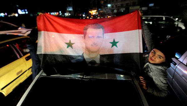 Сторонники президента Сирии Башара Асада радуются победе сирийской армии в Алеппо - اسپوتنیک افغانستان  