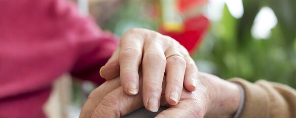 Пожилые люди держатся за руки - اسپوتنیک افغانستان  