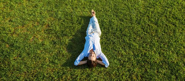 Мужчина лежит на траве Мужчина лежит на траве - اسپوتنیک افغانستان