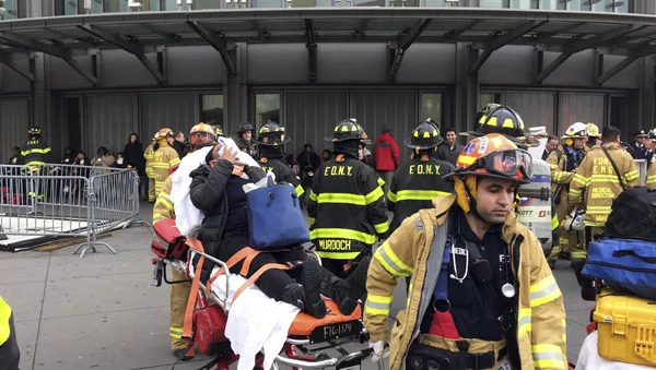 An injured passenger, after a Long Island Rail Road commuter train either hit something or derailed, is taken from the Atlantic Terminal, in the Brooklyn borough of New York, Wednesday, Jan. 4, 2017 - اسپوتنیک افغانستان  
