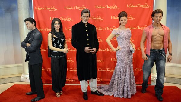 Wax figures of Indian movie stars (L-R) Shah Rukh Khan, Kareena Kapoor, Amitabh Bachchan, Aishwarya Rai and Hrithik Roshan are on display during the unveiling of a travelling exhibit featuring five wax figures of Bollywood's top star at Madame Tussauds in New York. (File) - اسپوتنیک افغانستان  