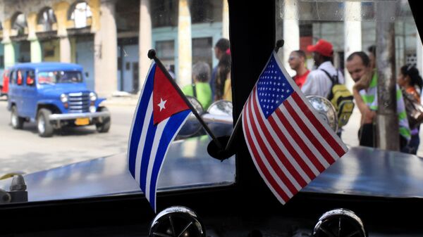 Флаг Кубы и США на приборной панели автомобиля - اسپوتنیک افغانستان  