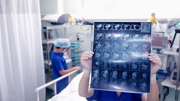 Врач рассматривает томографию мозга пациента в больнице - اسپوتنیک افغانستان  