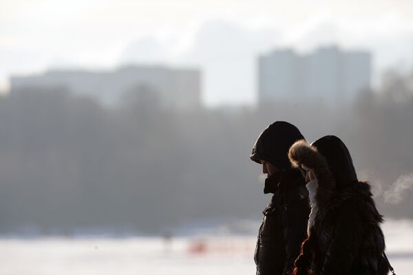 زن و شوهری در روز سرد و یخبندان شهر مسکو - اسپوتنیک افغانستان  