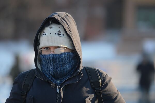 مرد جوان در یکی از خیابان های شهر مسکو در روز سرد یخبندان - اسپوتنیک افغانستان  