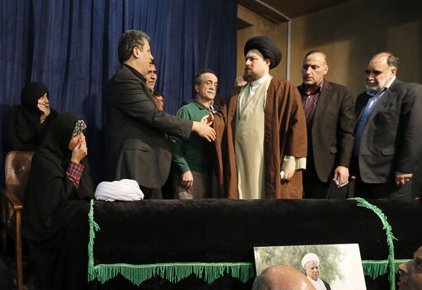 آقای هاشمی رفسنجانی، با وجود تمام اختلافاتی که در سال‌های بعد با آیت الله خامنه‌ای پیدا کرد، تا زمان در گذشت خود ریاست این مجمع را بر عهده داشت. - اسپوتنیک افغانستان  