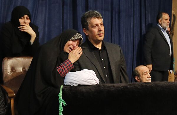 فاطمه و مهدی هاشمی رفسنجانی در مراسم تشییع آیت الله هاشمی رفسنجانی - اسپوتنیک افغانستان  