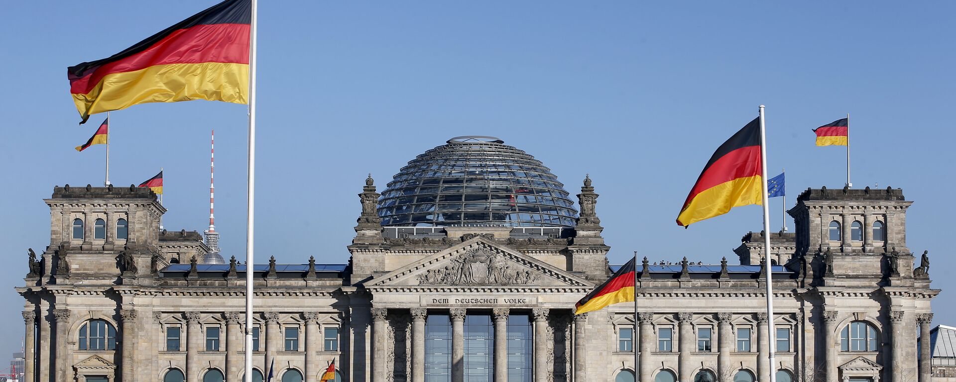 German flags wave in front of the Reichstag building, host of the German Federal Parliament Bundestag, in Berlin, Germany. (File) - اسپوتنیک افغانستان  , 1920, 06.10.2021