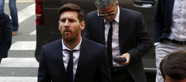 Barcelona's Argentine soccer player Lionel Messi (C) arrives to court with his father Jorge Horacio Messi to stand trial for tax fraud in Barcelona, Spain, June 2, 2016.  - اسپوتنیک افغانستان  