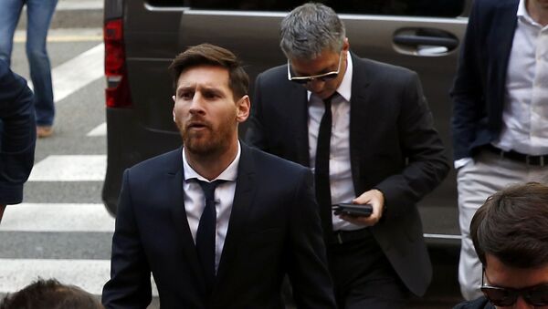 Barcelona's Argentine soccer player Lionel Messi (C) arrives to court with his father Jorge Horacio Messi to stand trial for tax fraud in Barcelona, Spain, June 2, 2016.  - اسپوتنیک افغانستان  