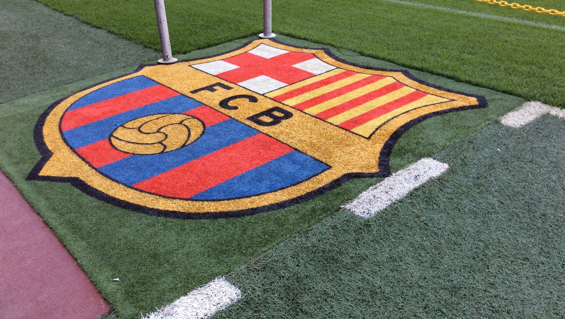 El logotipo del FC Barcelona, sobre el césped del estadio. - اسپوتنیک افغانستان  , 1920, 19.05.2021
