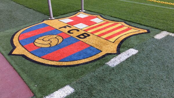 El logotipo del FC Barcelona, sobre el césped del estadio. - اسپوتنیک افغانستان  