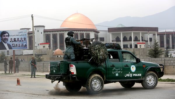 Afghan policemen stand alert in front of the new parliament building after a rocket attack in Kabul, Afghanistan (File) - اسپوتنیک افغانستان  