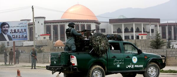 Afghan policemen stand alert in front of the new parliament building after a rocket attack in Kabul, Afghanistan (File) - اسپوتنیک افغانستان  