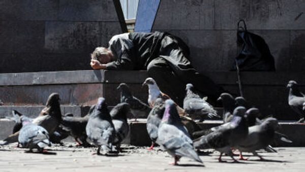 Бездомный спит на скамейке в Киеве - اسپوتنیک افغانستان  