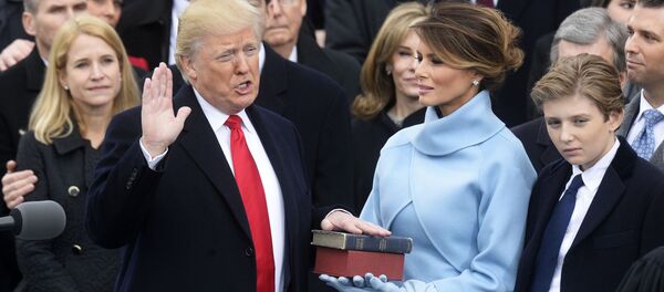 ترامپ به سوال خبرنگاری که قبلآ اورا سرزنش کرده بود جواب داد - اسپوتنیک افغانستان  